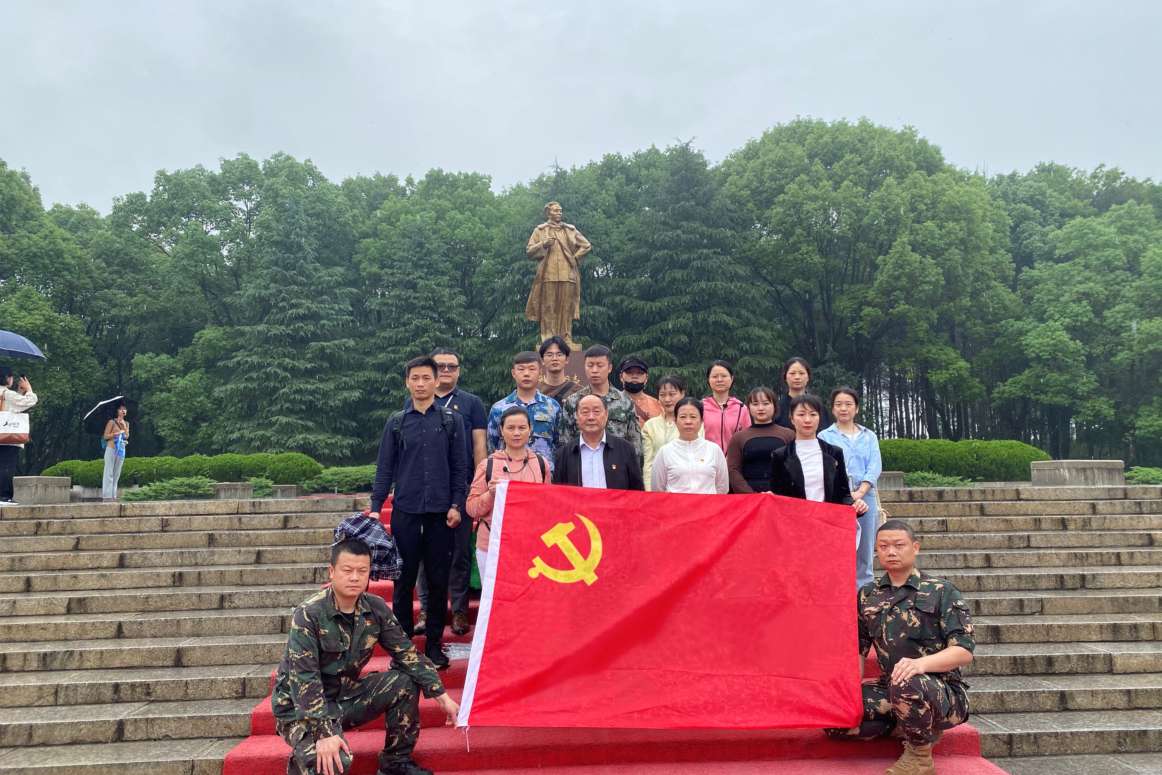 缅怀革命先烈，重温红色历史——湖南智云技工学校支部五月主题党日活动