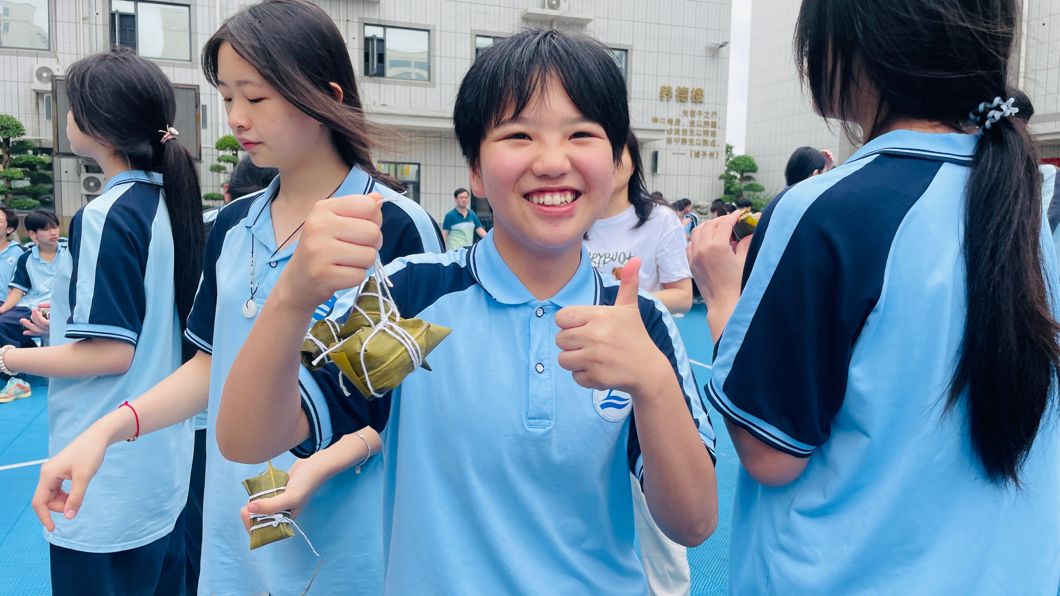 湖南智云学校端午节包粽子